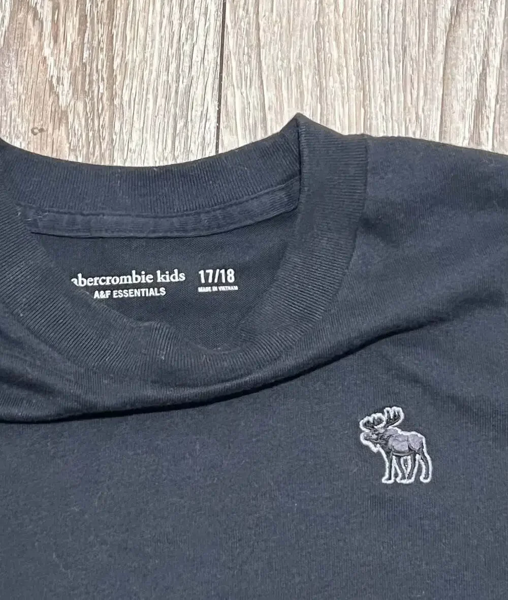 abercrombie kids A&F Essentials Logo Crew Neck T-Boys Shirt Black Size 17/18